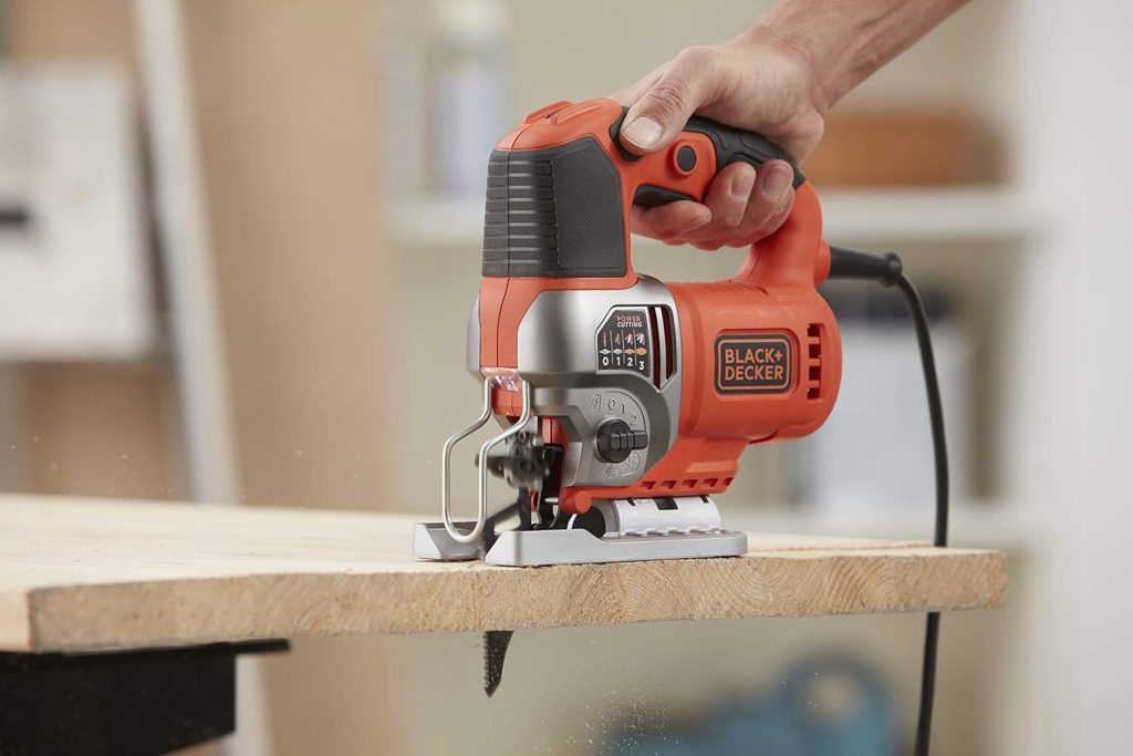 BLACK+DECKER BES610K, Sierra de Calar 650W, 19 mm, Incluye Maletin