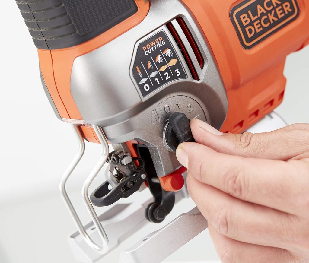 BLACK+DECKER BES610K, Sierra de Calar 650W, 19 mm, Incluye Maletin