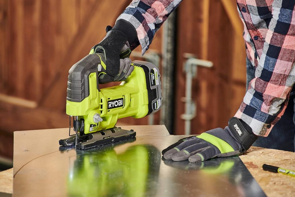 RYOBI - Sierra de Calar Compacta 600W - 1 Hoja para Madera (Corte Encimeras, Madera, Acero, Paneles/Suelos) - Visibilidad Optimizada y LED Integrado - Baja Vibración - Pendular 4 Posiciones - RJS950K