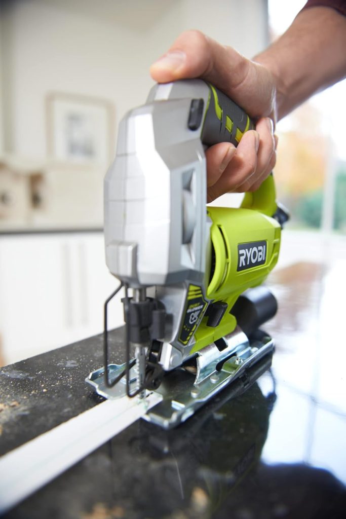 RYOBI - Sierra de Calar Pendular 220V, 500W, 3000cps/min, Inclinación 0 a 45° Derecha e Izquierda, Mango GripZone, Soplador, Cuchilla Divisora, Gatillo de Bloqueo, Uso en Madera y Metal - RJS750-G